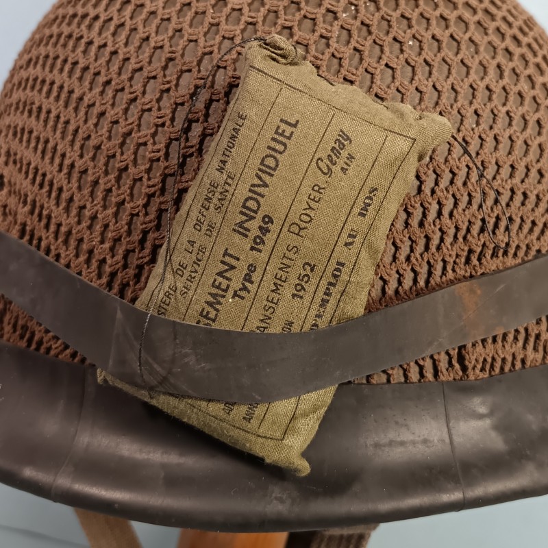 CASQUE FRANCAIS MODELE 1956 PARACHUTISTE CASQUE LOURD DATE 1959 ET LINER 1962 TAP LEGION ETRANGERE FILET DE CAMOUFLAGE